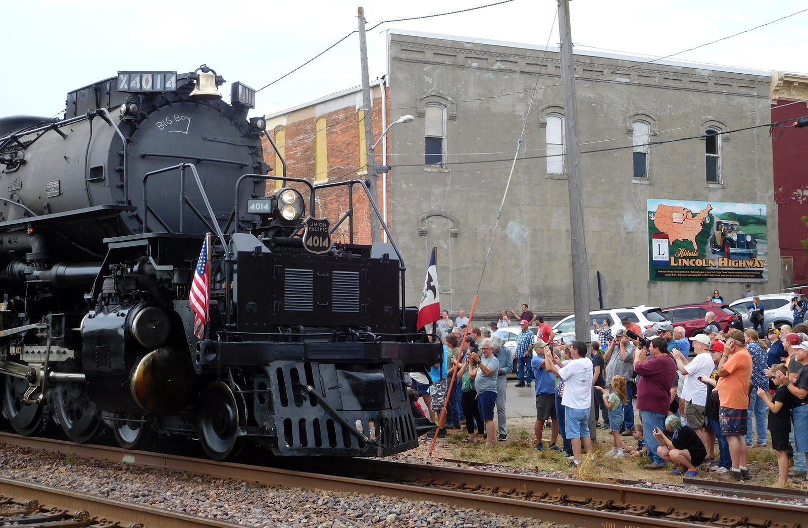 Big Boy pulls into Belle Plaine with Lincoln Highway Mural in background